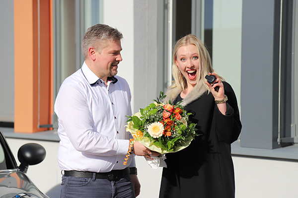 Studienbetreuer Frank Blümel gratuliert Charlotta Coats zum neuen Auto. 