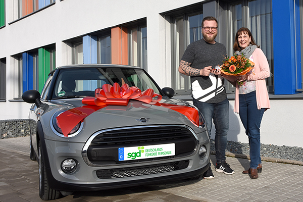 Pierre Schymetzki bekommt von seiner Studienbetreuerin Bettina Gerth den Schlüssel für seinen MINI überreicht. 